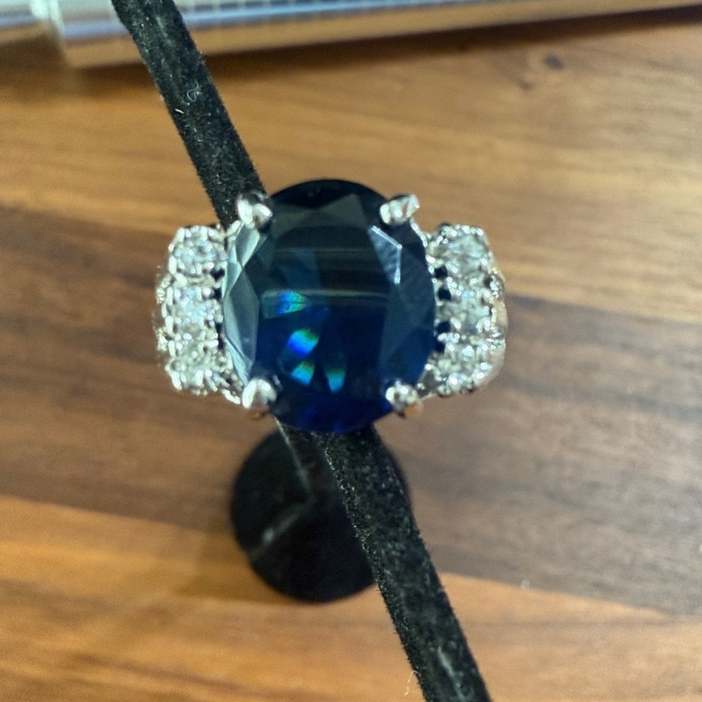 Stunning Silver Tone Faux Sapphire Blue Oval Rhinestone Costume Ring Flashy Sz 5